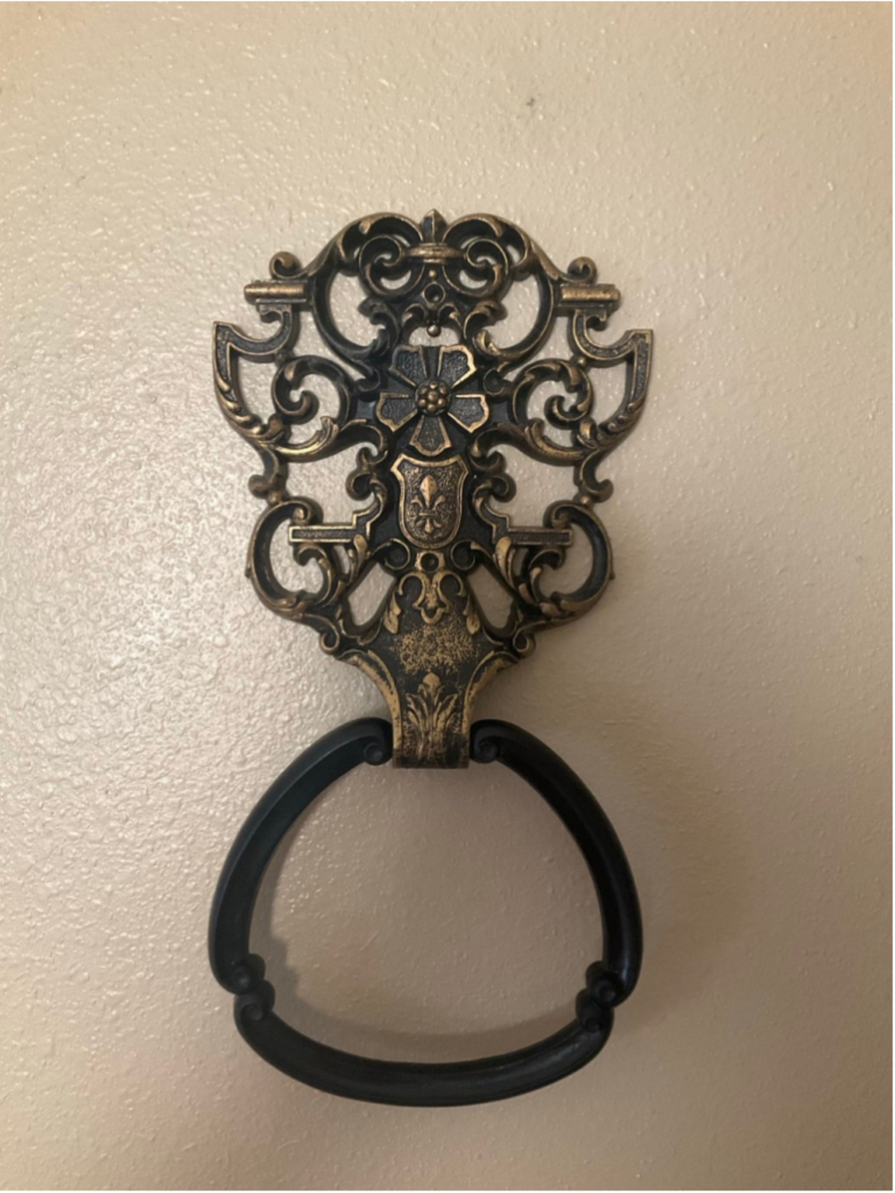 Vintage Mid Century Homco Towel Ring Holder Gothic Crest Shield Medieval